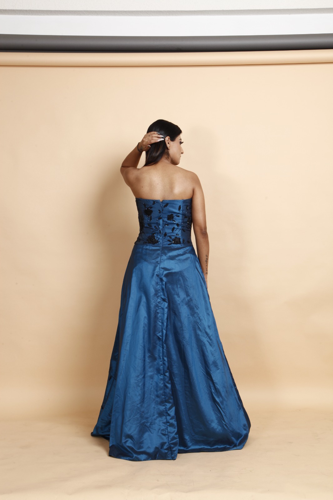 Elegant Strapless Blue Evening Gown with Floral Detailing