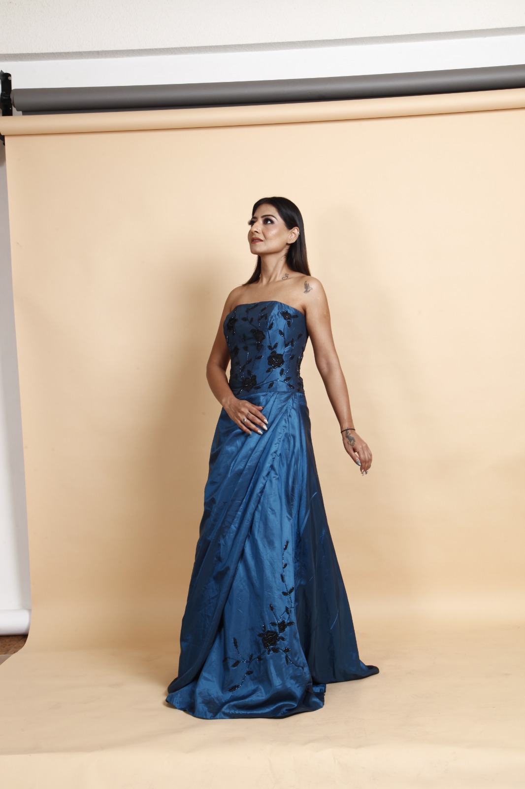 Elegant Strapless Blue Evening Gown with Floral Detailing